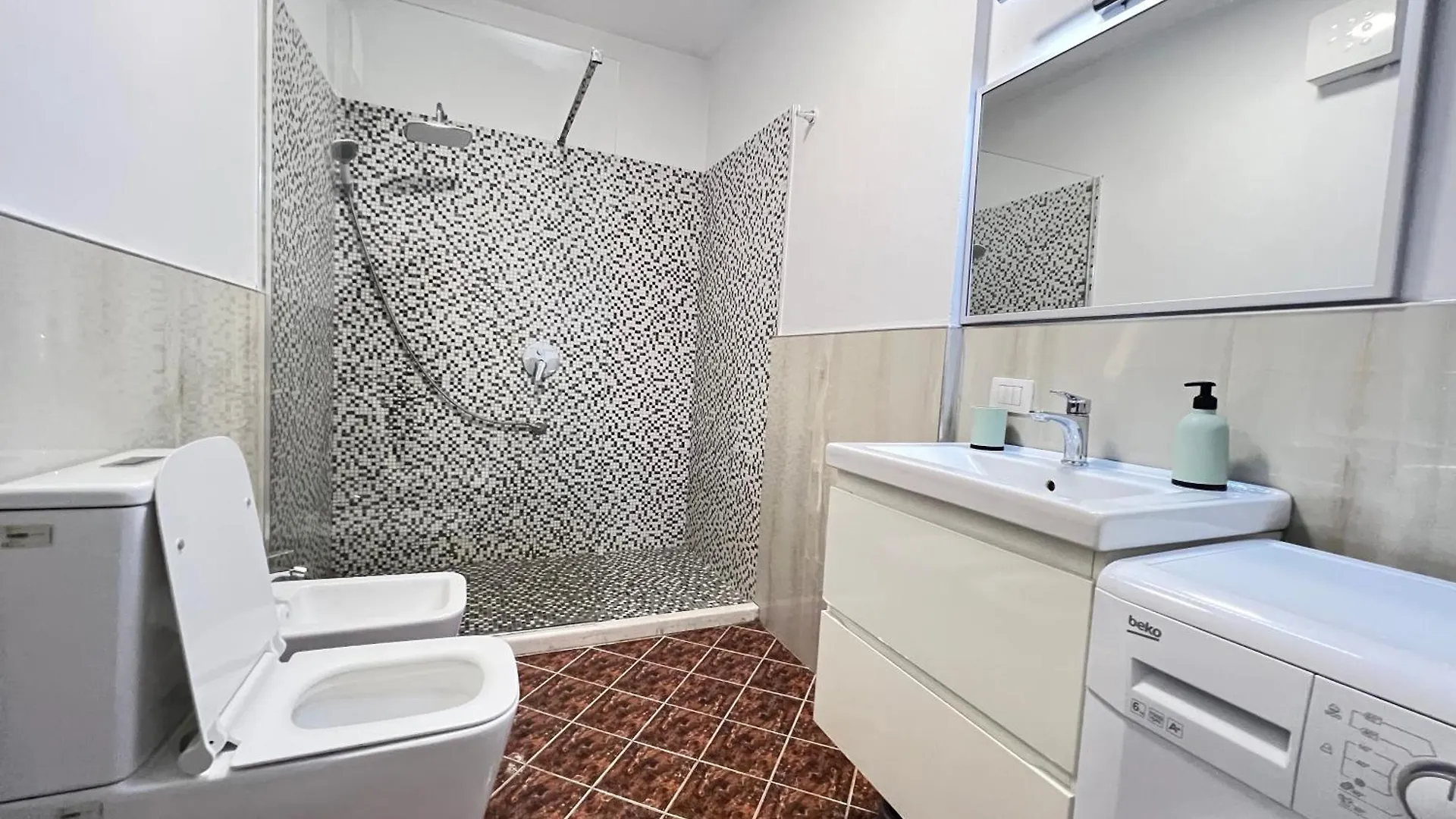 Spacious 1Br City Hub With Balcony Tirana Apartment